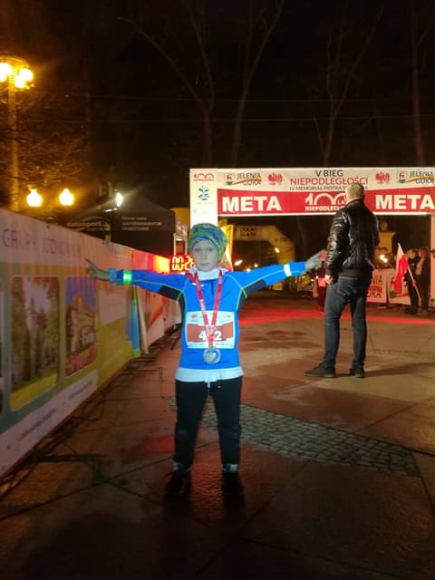 Leon z medalem na mecie nocnego Biegu Niepodległości w Jeleniej Górze