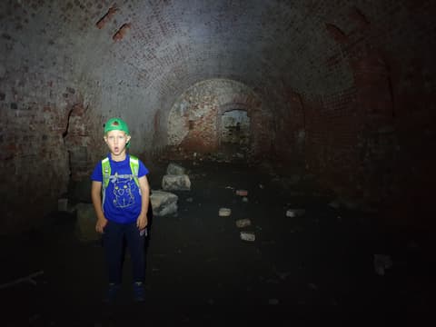 Leon we wnętrzu ciemnej ceglanej kazamaty twierdzy