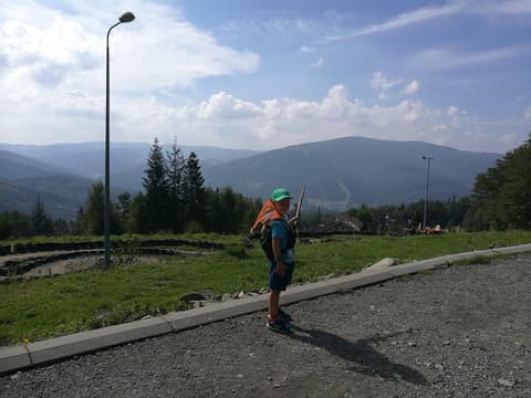 Leon na drodze z widokiem na beskidzkie grzbiety