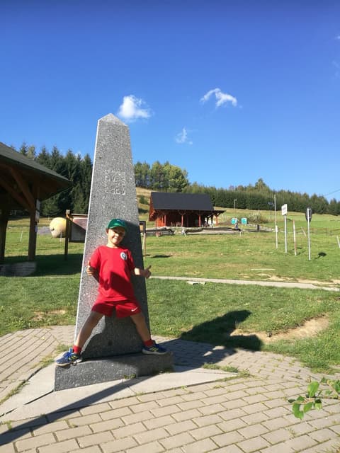 Leon oparty o obelisk na styku trzech granic