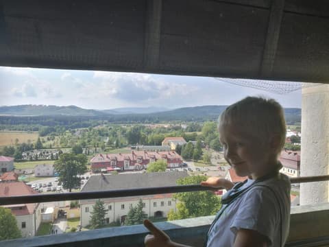 Leon patrzy z okna wieży na miasteczko w dole
