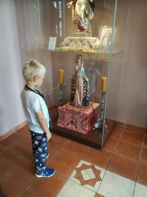 Leon ogląda figurę Matki Boskiej w muzealnej gablocie