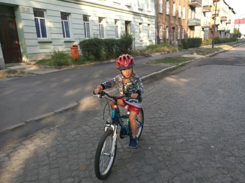 Leon jedzie rowerem ulicą w Jeleniej Górze