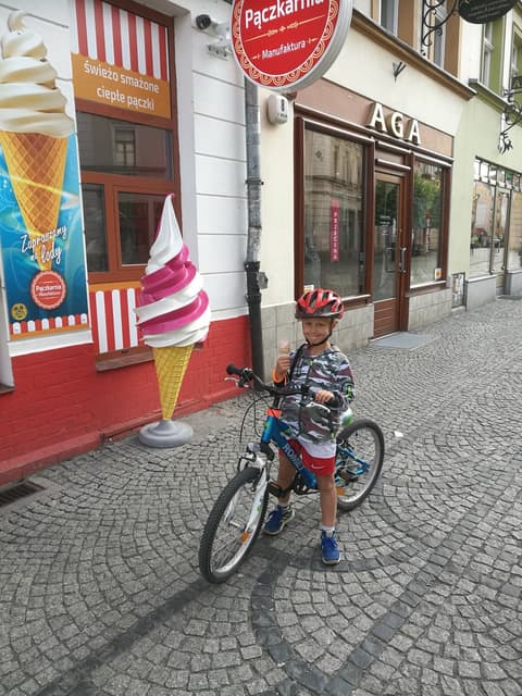 Leon z lodami przy rowerze przed cukiernią