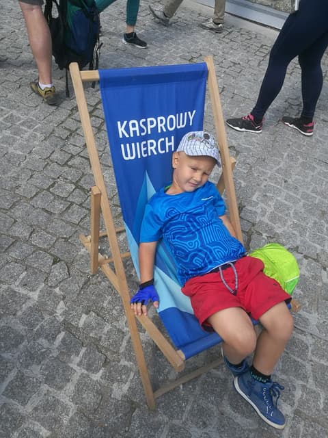 Leon w leżaku z napisem Kasprowy Wierch