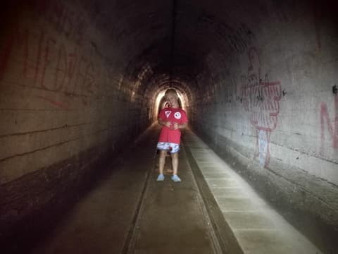 Leon w długim betonowym tunelu podziemi