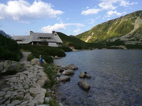 Schronisko w Dolinie Pięciu Stawów nad taflą stawu