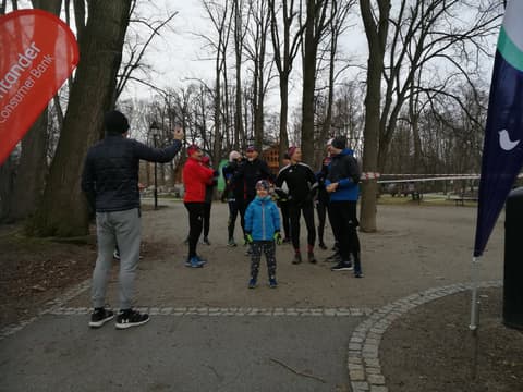 Leon wśród biegaczy na odprawie przed parkrunem