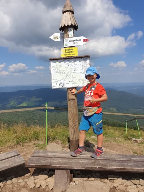 Leon przy drewnianym drogowskazie Połoniny Caryńskiej (1234 m)