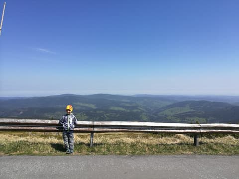 Leon opiera się o barierkę nad panoramą Jesioników