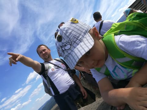 Leon z tatkiem na murach, tatko wskazuje coś w oddali