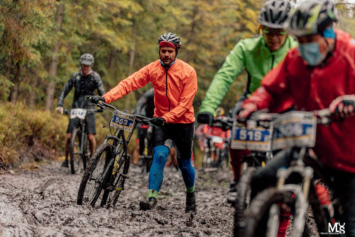 6. Rowerowy Bieg Piastów: 18 km w deszczu, zimnie i błocie - zdjęcie 4