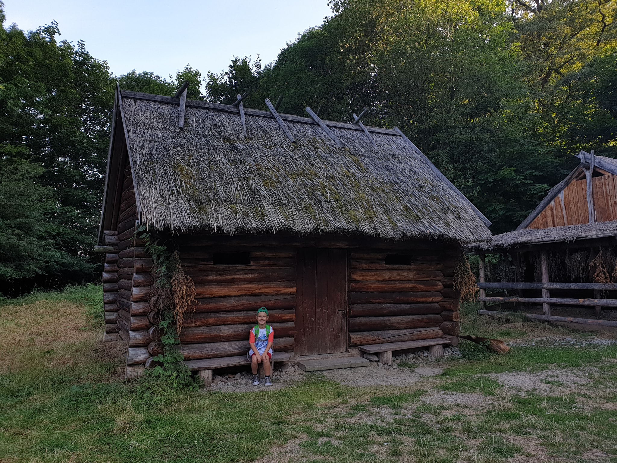 Ślęża szlakiem archeologicznym: skansen, krąg kamienny i kurhany - zdjęcie 16