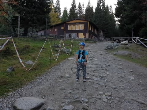Leon przed schroniskiem w dolinie o zmierzchu