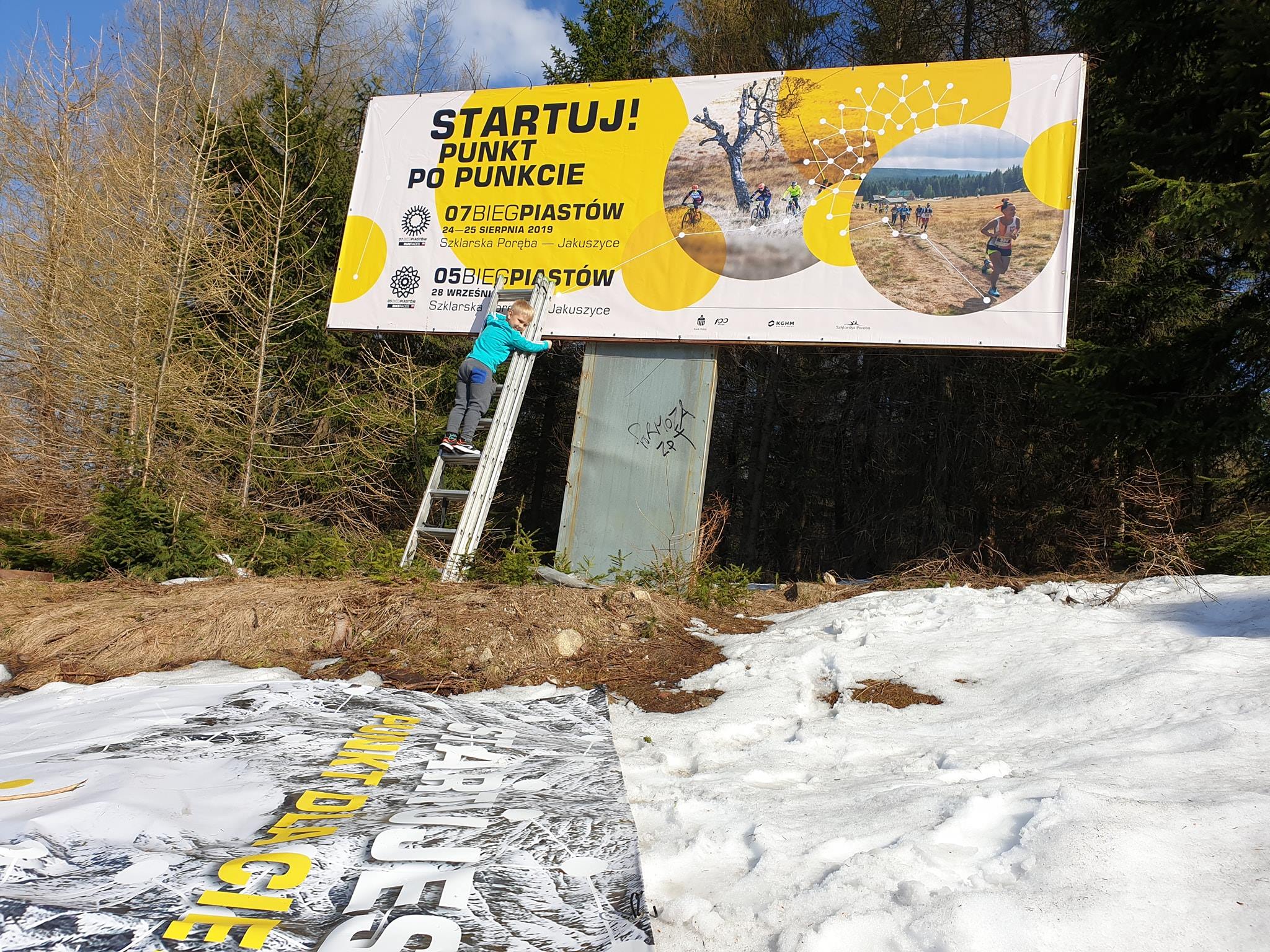 Wieszanie bannerów Biegu Piastów - zdjęcie