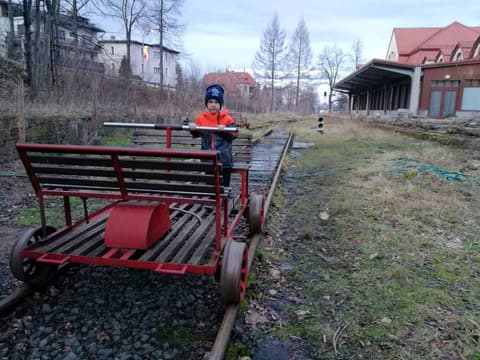 Leon pcha drezynę na dawnym torowisku