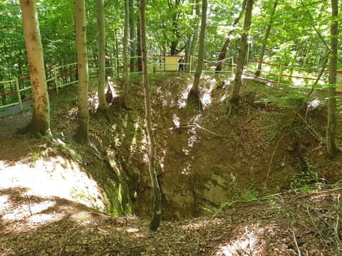 Zapadlisko po dawnym wyrobisku ogrodzone barierką