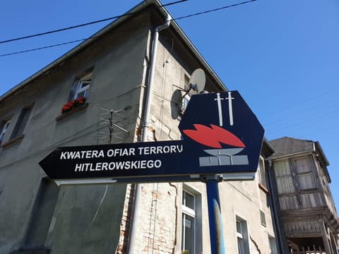 Drogowskaz do kwatery ofiar terroru hitlerowskiego