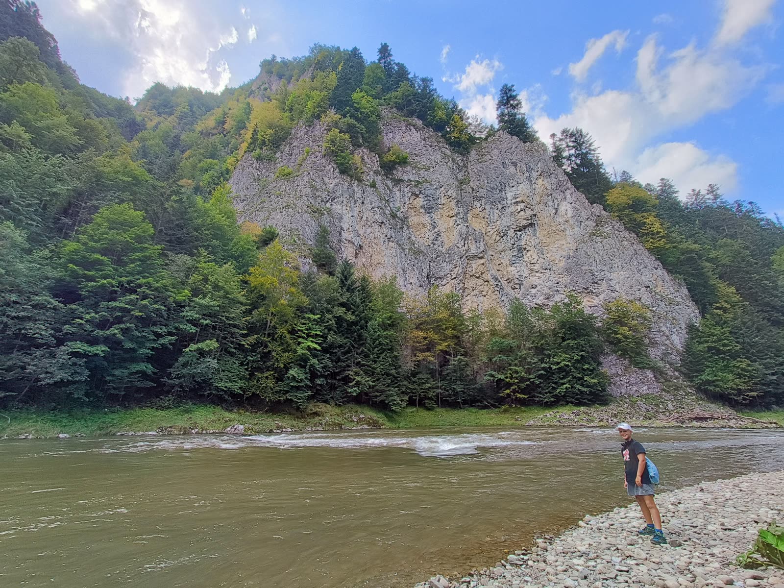 Skalna ściana nad Dunajcem widziana ze ścieżki przy brzegu