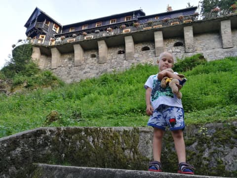Leon z pluszakiem pod murem schroniska Perła Zachodu