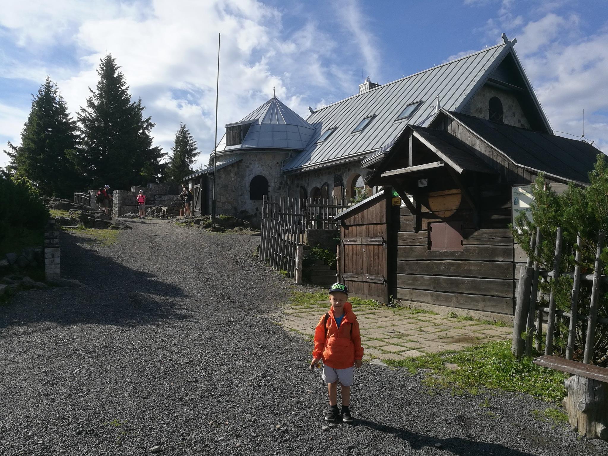 Wyprawa w Góry Izerskie: trzy schroniska i naleśnik w Chatce Górzystów - zdjęcie 11
