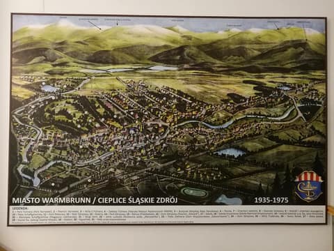 Dawna panorama Cieplic Śląskich Zdroju na muzealnej planszy