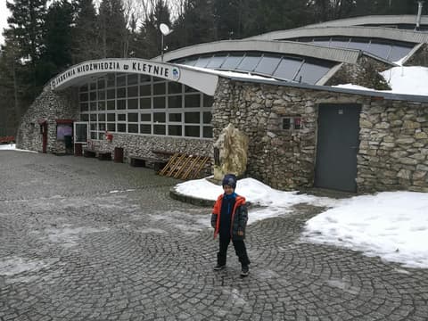 Leon przed wejściem do Jaskini Niedźwiedziej w Kletnie