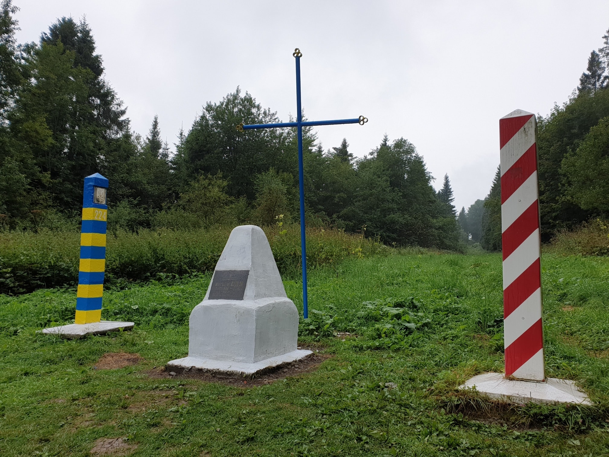 Źródła Sanu w deszczu: ruiny cerkwi, grobowiec hrabiny i granica z Ukrainą - zdjęcie 8