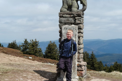 Słonik nieopodal ruin czeskiego schroniska na Śnieżniku