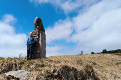 Słonik nieopodal ruin czeskiego schroniska na Śnieżniku