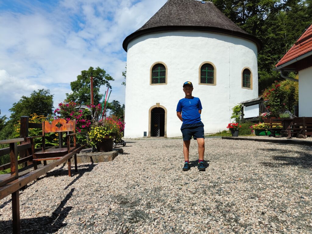 Kaplica świętej Anny na zboczu Grabowca na szlaku imieniem Tadeusza Stecia